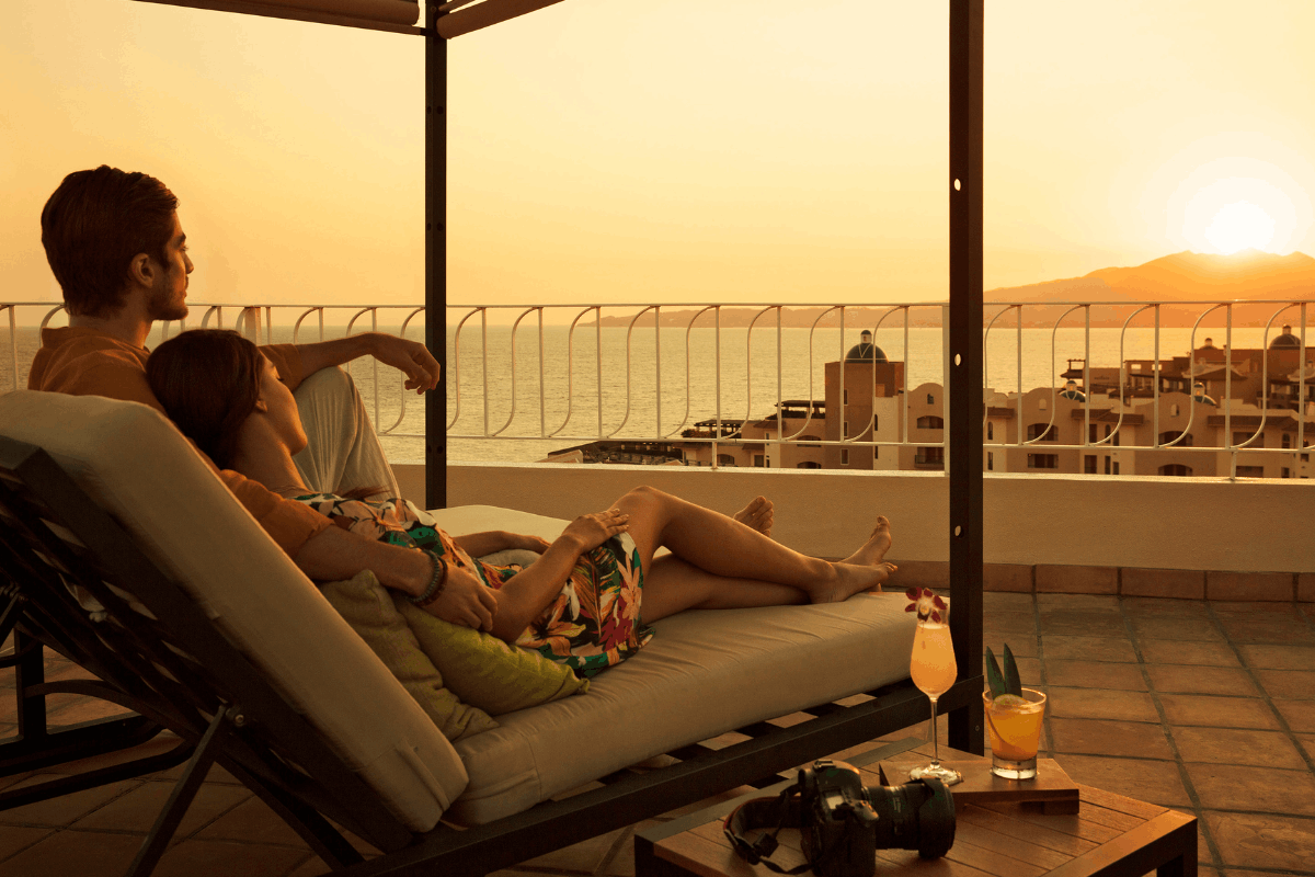 Terraza con vista al mar al atardecer en Krystal Grand Nuevo Vallarta.